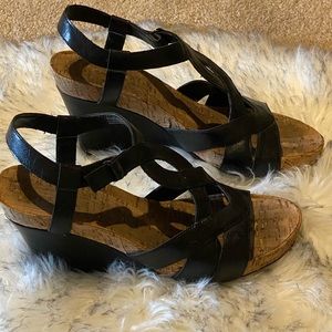 Aerosoles Wonderplush black faux leather wedges